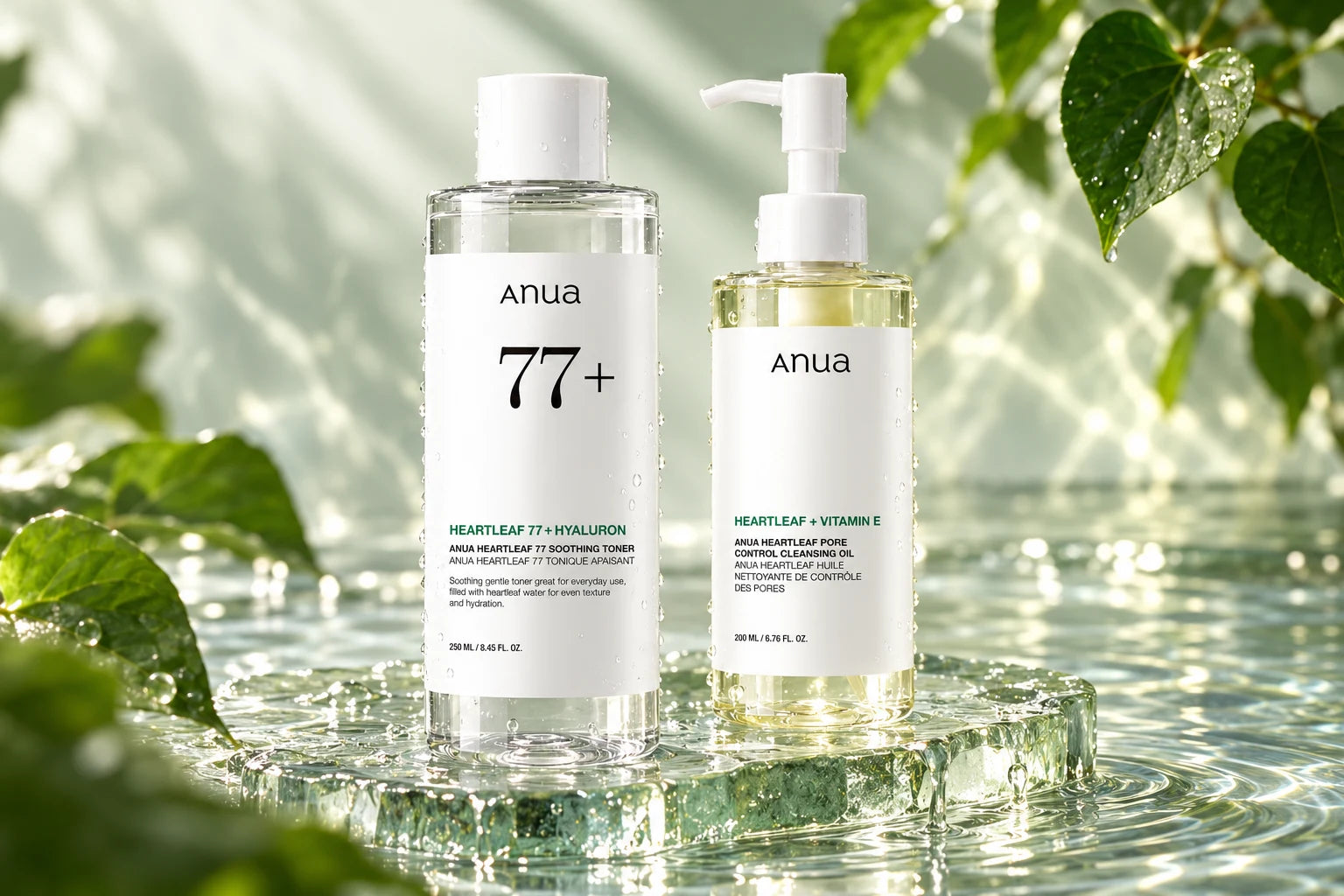 Anua Heartleaf Toner e Cleansing Oil numa placa de vidro sobre água límpida com folhas verdes.