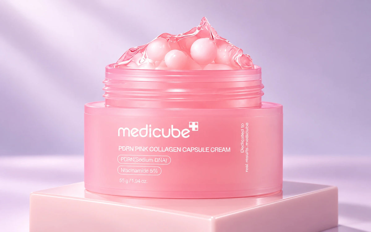 Medicube PDRN Pink Collagen Capsule Cream med skinnende geltekstur på en rosafarvet piedestal.