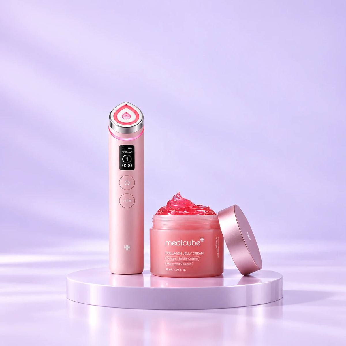 Medicube AGE-R Booster Pro og Collagen Jelly Cream på en skinnende lavendelfarvet piedestal.