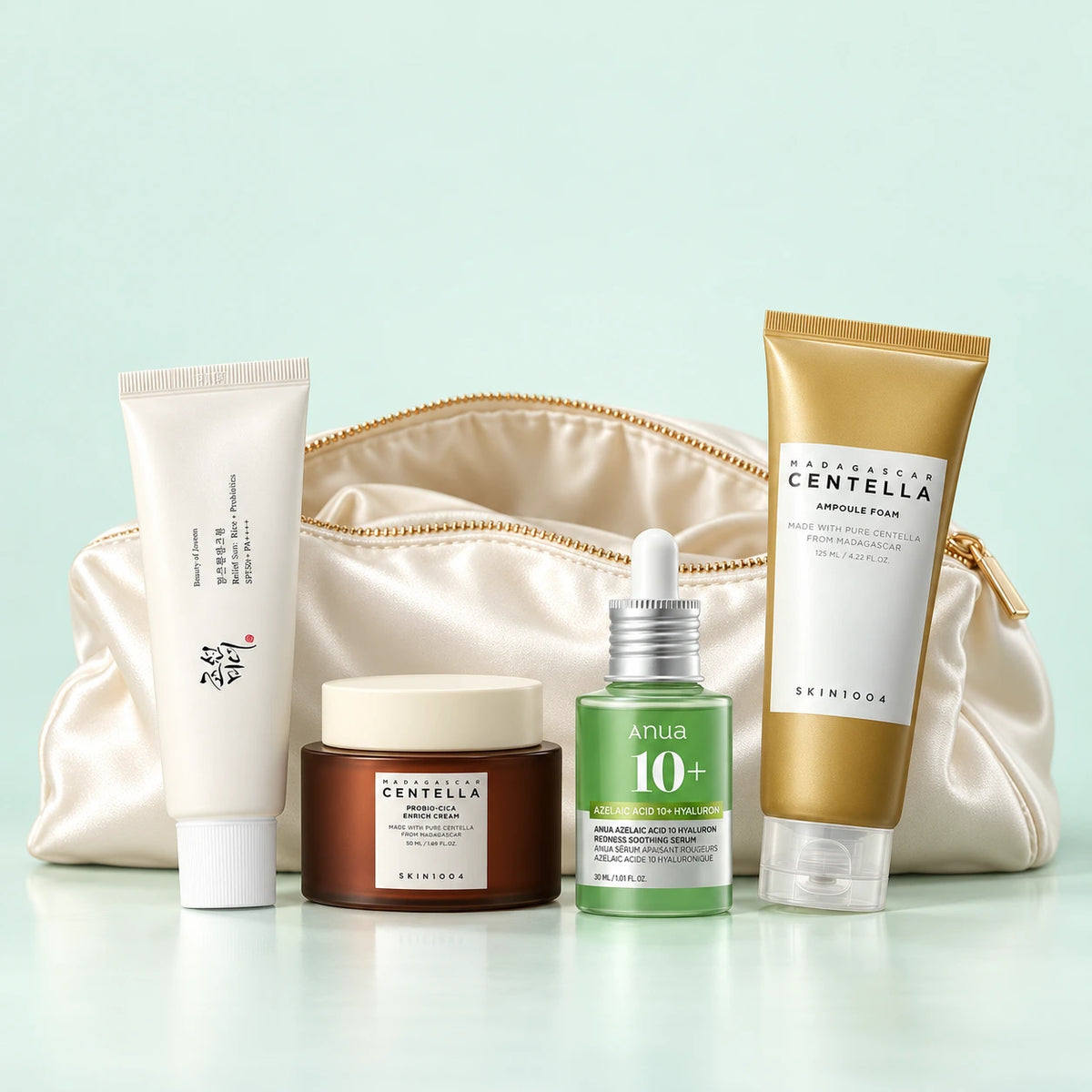 Koreanische Hautpflege als abgestimmte Routine vor einer offenen Satin-Kosmetiktasche.